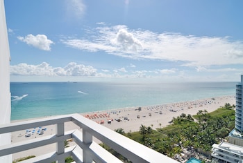 Outdoor pool, cabanas (surcharge), pool umbrellas