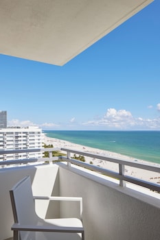 Outdoor pool, cabanas (surcharge), pool umbrellas