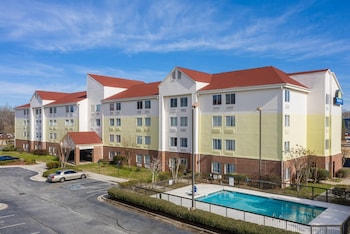 ستائر تعتيم وتجهيزات عازلة للصوت ومكواة/لوح كي