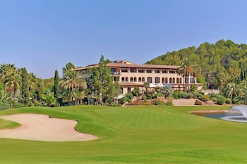 Alberca techada y alberca al aire libre