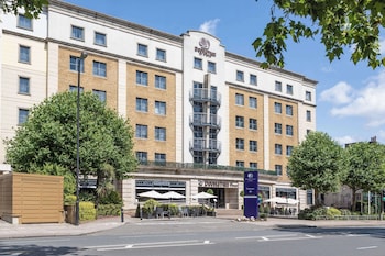 2 restaurantes, se sirven desayunos, cenas y cocina británica