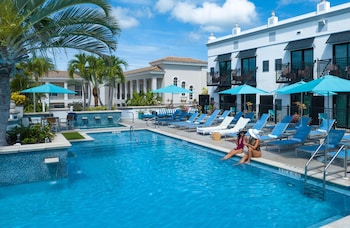 Piscine extérieure, parasols de plage, chaises longues