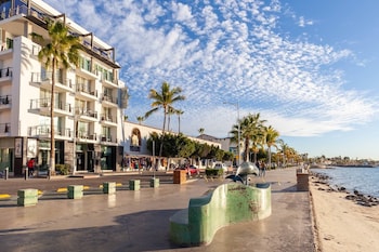 Serviço de café da manhã, almoço, jantar; vistas para o mar