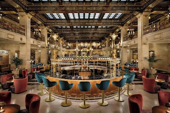 2 bars/lounges
