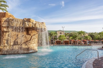 4 piscines a l'aire lliure, cabanes (de pagament) i para-sols