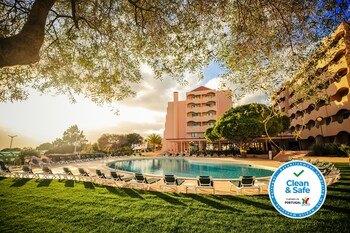 Alberca techada, alberca al aire libre y sombrillas en la alberca