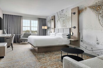 Serves lunch, dinner, and happy hour