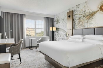 Serves lunch, dinner, and happy hour