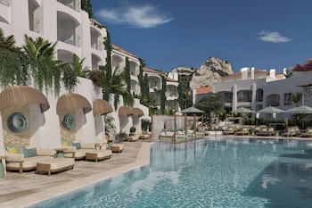 Seasonal outdoor pool, free cabanas, pool umbrellas