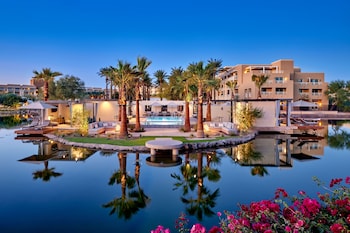 5 outdoor pools, open 7:00 AM to 10:00 PM, cabanas (surcharge)