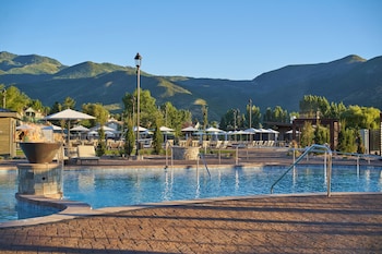 5 piscines extérieures, cabanas (supplément), parasols