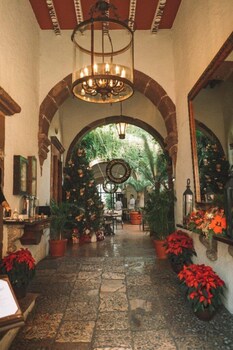 2 restaurantes, se sirven desayunos, comidas y cocina internacional