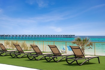 Caja de seguridad en la habitación y tabla de planchar con plancha