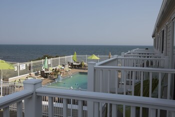 Piscine intérieure, 2 piscines extérieures, parasols, chaises longues