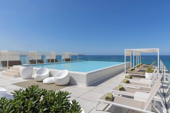 Indoor pool, 2 outdoor pools, pool umbrellas, pool loungers