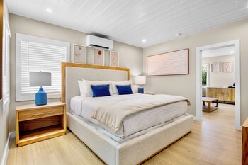 Playa en los alrededores, playa de arena blanca y camastros 