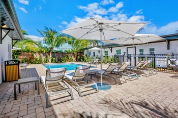 Beach nearby, white sand, sun loungers, beach towels