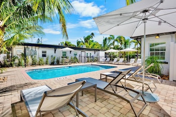 Beach nearby, white sand, sun loungers, beach towels