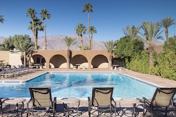 2 outdoor pools, a heated pool, free cabanas, sun loungers