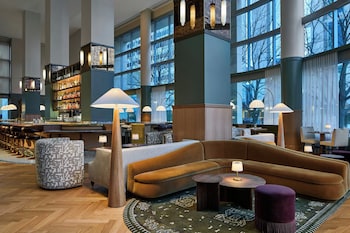 Serves breakfast and lunch