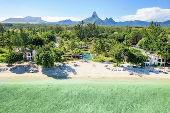 2 piscines extérieures, parasols de plage, chaises longues