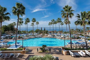 5 piscines extérieures, parasols de plage