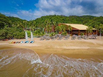 3 albercas al aire libre y sombrillas en la alberca