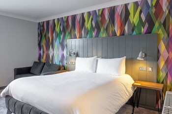 Breakfast, lunch, dinner served; international cuisine