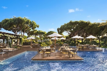 Privéstrand vlakbij, wit zand, ligstoelen, parasols