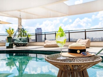 Breakfast, lunch, dinner served; international cuisine