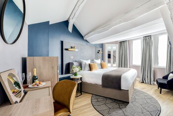 Minibar, in-room safe, desk, blackout curtains