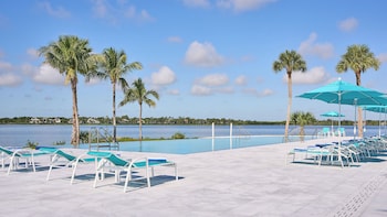 2 albercas al aire libre, sombrillas en la alberca y camastros