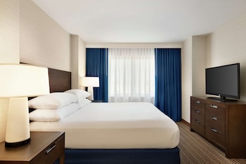 Room, 1 King Bed, Non Smoking | 1 bedroom, in-room safe, desk, blackout drapes