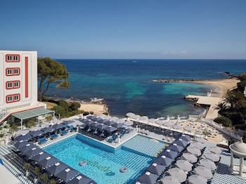 Outdoor pool, pool umbrellas, sun loungers