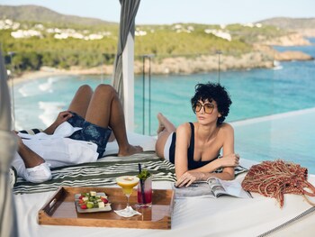 2 من حمّامات السباحة الخارجية، مظلات على حمّام السباحة، مقاعد للتشمس