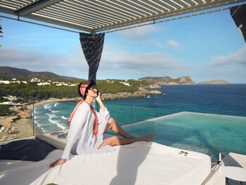 2 outdoor pools, pool umbrellas, pool loungers