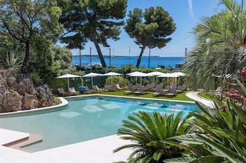 Seasonal outdoor pool, open 10:00 AM to 6:00 PM, pool umbrellas
