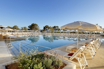 3 outdoor pools, pool umbrellas, pool loungers