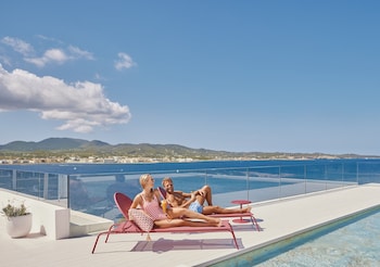 3 piscines extérieures, parasols de plage, chaises longues