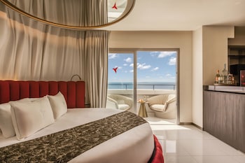 3 piscines extérieures, parasols de plage, chaises longues