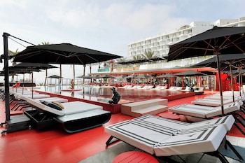 Sur la plage, chaise longue, parasol, serviettes de plage