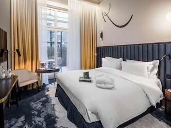 Classic Room, 1 Queen Bed | Premium bedding, down comforters, minibar, in-room safe