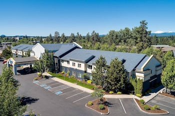 Piscine couverte, parasols de plage, chaises longues