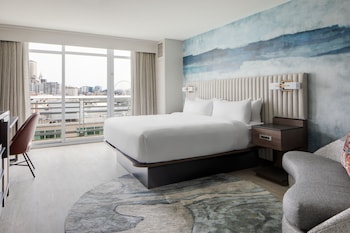 Frokost, middag og brunsj serveres, lokale retter, utsikt mot havet 