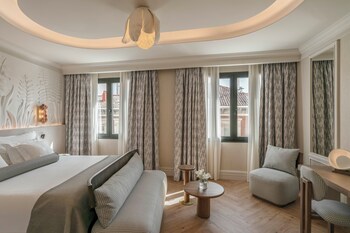 Daily buffet breakfast (EUR 17.6 per person)