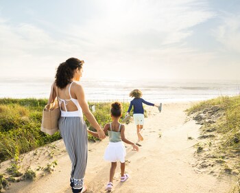Sur la plage, chaise longue, parasol, serviettes de plage