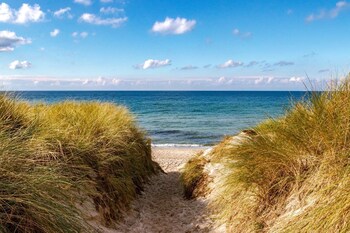 Sur la plage, chaise longue, parasol, serviettes de plage
