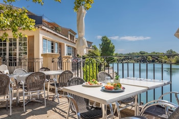 Seasonal outdoor pool, pool umbrellas, sun loungers