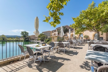 حمّام سباحة خارجي موسمي، مظلات على حمّام السباحة، مقاعد للتشمس