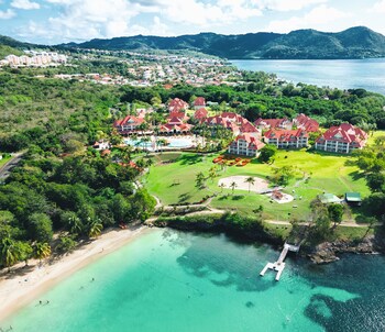 Alberca al aire libre, sombrillas en la alberca y camastros